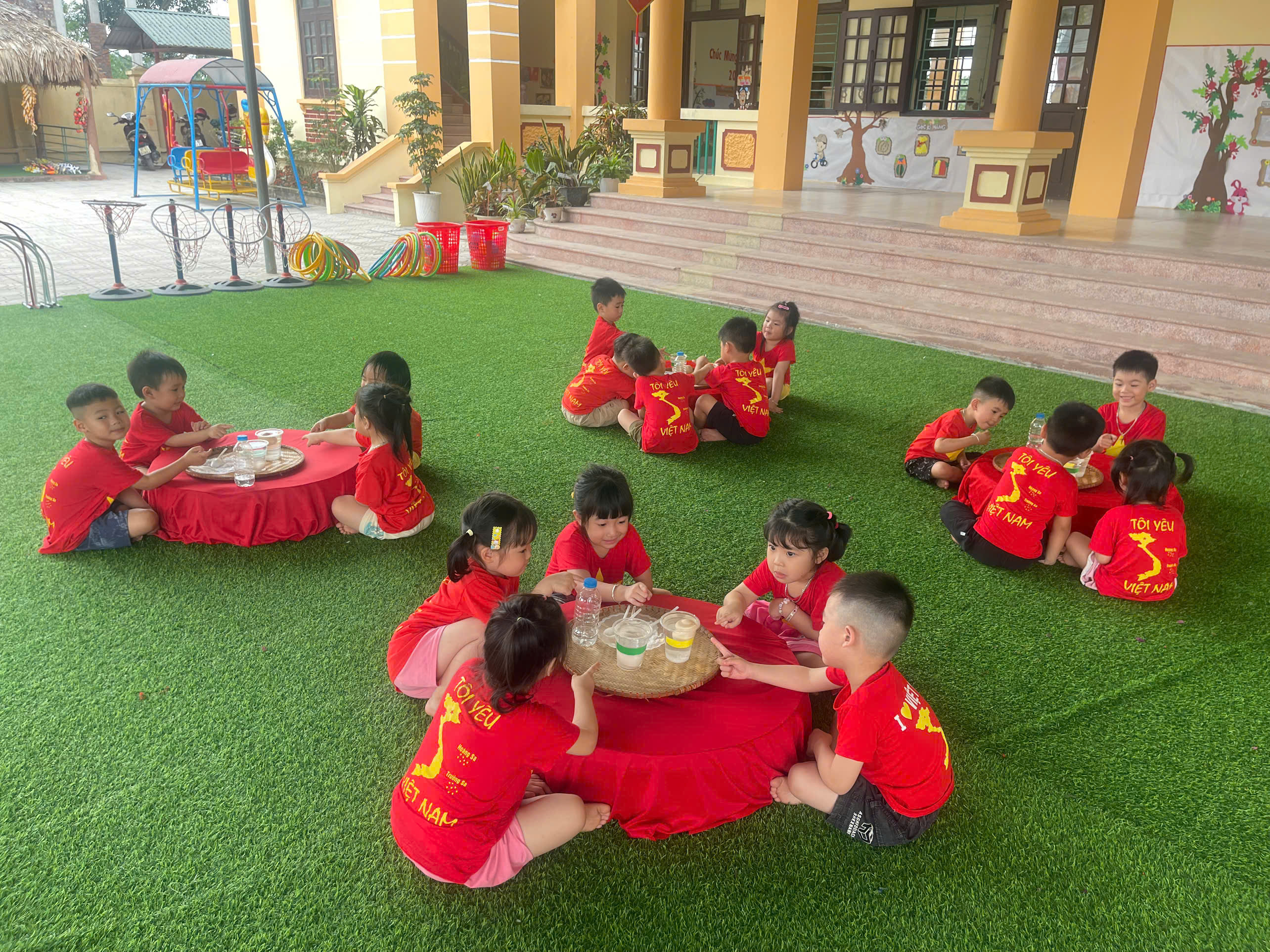 Hình ảnh hoạt động thí ngiệm với nước “Trứng chìm – Trứng nổi trong nước”