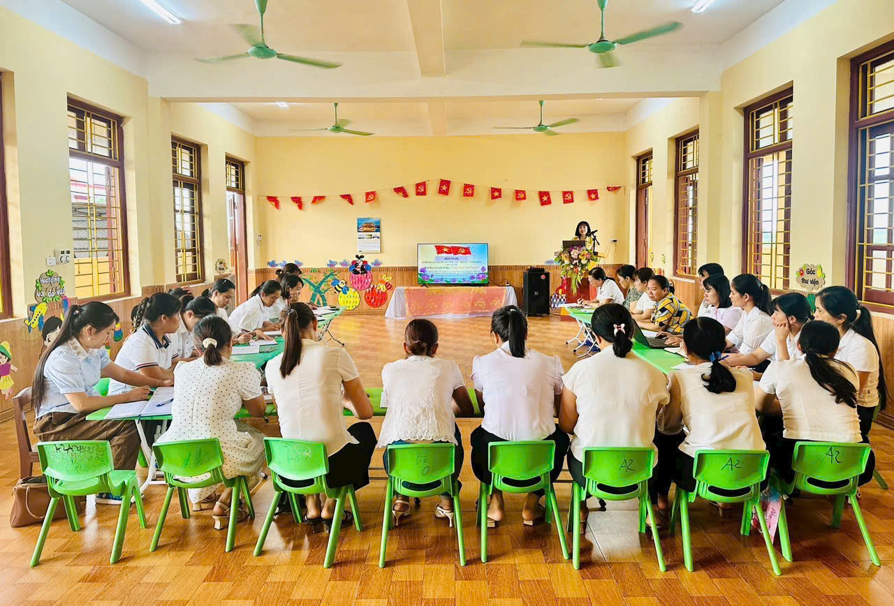 CHI BỘ TRƯỜNG MẦM NON TRẦN HƯNG ĐẠO TỔ CHỨC SINH HOẠT THƯỜNG KỲ THÁNG 7 KẾT HỢP SINH HOẠT CHUYÊN ĐỀ VỚI CHỦ ĐỀ “PHÁT HUY TRUYỀN THỐNG ‘UỐNG NƯỚC NHỚ NGUỒN’ – NÂNG CAO TRÁCH NHIỆM NÊU GƯƠNG CỦA ĐẢNG VIÊN TRONG CÔNG TÁC CHĂM SÓC, NUÔI DƯỠNG VÀ GIÁO DỤC THẾ HỆ MẦM NON”