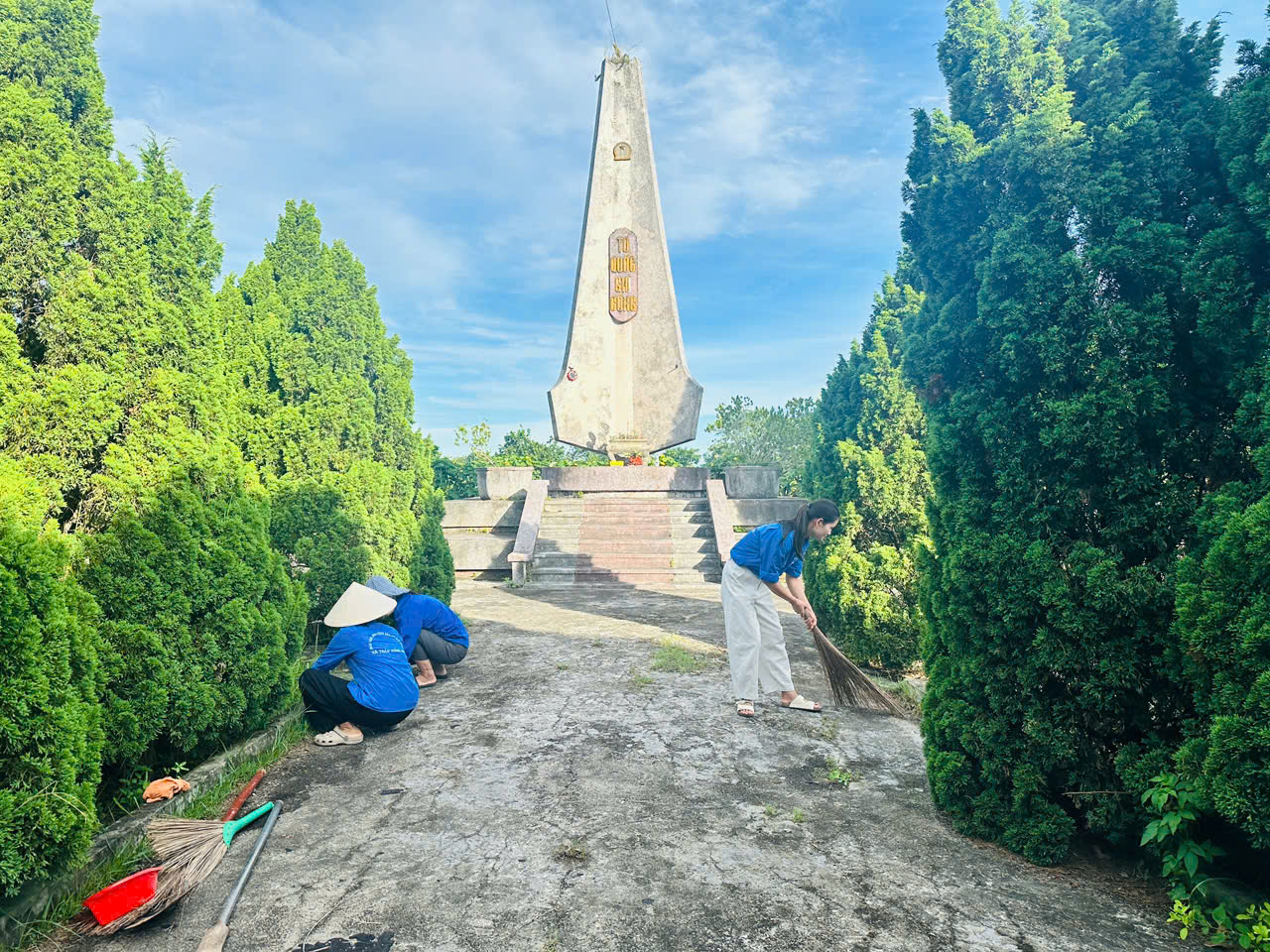 ĐOÀN VIÊN CHI ĐOÀN TRƯỜNG MẦM NON TRẦN HƯNG ĐẠO THAM GIA CHĂM SÓC, CHỈNH TRANG NGHĨA TRANG LIỆT SĨ NHÂN HƯNG