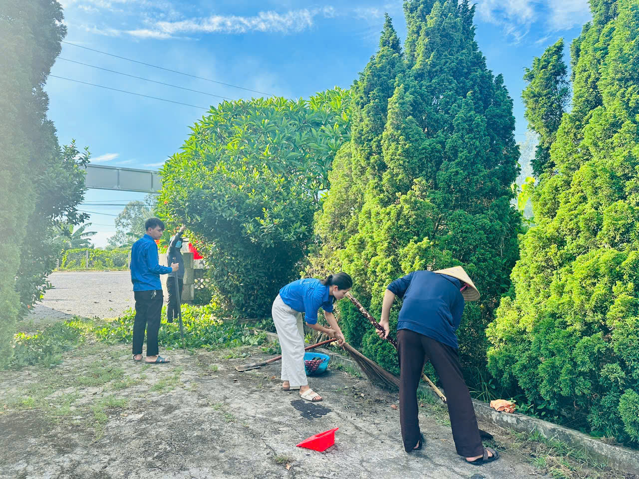 Hình ảnh đoàn viên chi đoàn trường Mầm non Trần Hưng Đạo tham gia chăm sóc, chỉnh trang nghĩa trang liệt sĩ Nhân Hưng