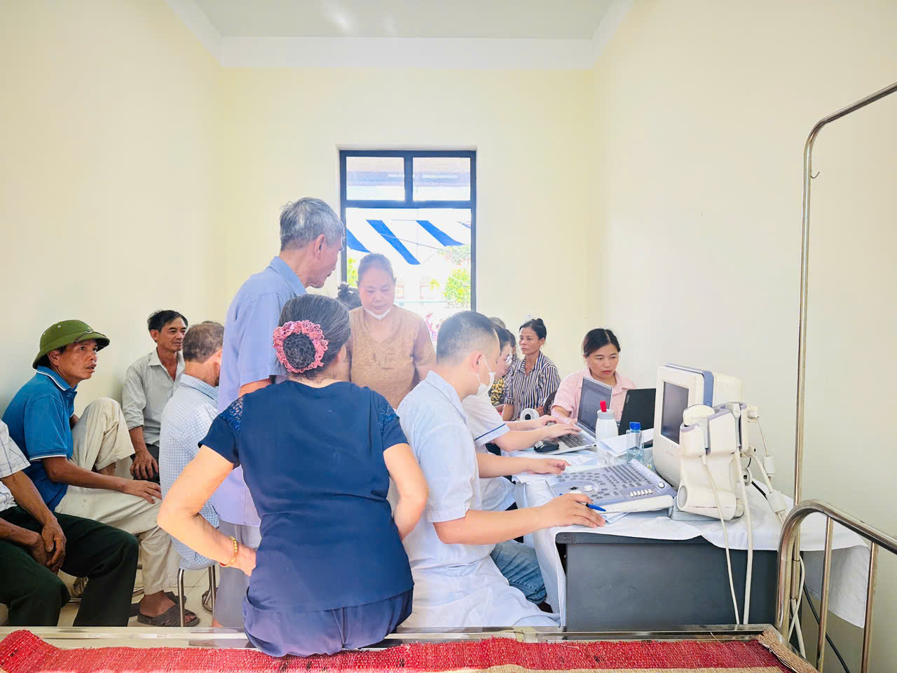 ĐOÀN VIÊN, GIÁO VIÊN TRƯỜNG MẦM NON TRẦN HƯNG ĐẠO TÍCH CỰC HỖ TRỢ KHÁM SỨC KHỎE CHO NHÂN DÂN