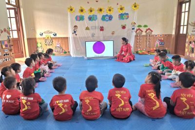 HOẠT ĐỘNG NHẬN BIẾT, PHÂN BIỆT HÌNH TRÒN – HÌNH VUÔNG – HÌNH TAM GIÁC CỦA CÔ VÀ TRÒ LỚP C2