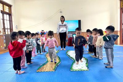 Ảnh hoạt động “Đi trong đường hẹp” của cô và trò lớp A2