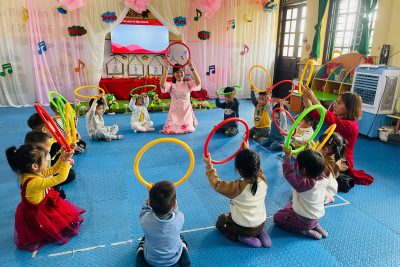 Hoạt động âm nhạc hát và vỗ tay theo phách bài “Cháu yêu cô chú công nhân”; Nghe hát “Đi cấy” của cô và trò lớp C3, trường Mầm non Trần Hưng Đạo, xã Trần Thương, tỉnh Ninh Bình