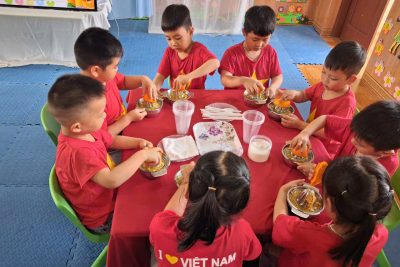 Hoạt động trải nghiệm vắt nước cam lớp C4