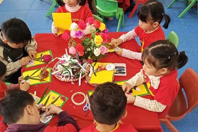 Hoạt động trải nghiệm làm bưu thiếp tặng bà, tặng mẹ, tặng cô giáo ngày 08/3