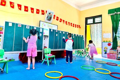 LỚP MẪU GIÁO A5 HÀO HỨNG VỚI HOẠT ĐỘNG KHÁM PHÁ KHOA HỌC “CÁC GIÁC QUAN CỦA BÉ”
