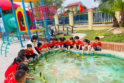 Ảnh hoạt động ngoài trời lớp C3 “Làm thuyền bè nổi trên mặt nước”