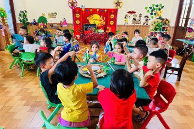 Hoạt động làm đèn lồng trung thu của trẻ