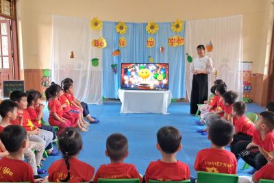 HOẠT ĐỘNG TRẢI NGHIỆM VẮT NƯỚC CAM CỦA CÔ VÀ TRÒ LỚP C4