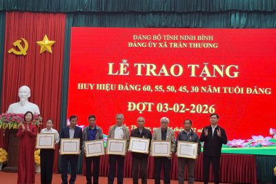 Đồng chí Phan Thị Kỳ vinh dự nhận Huy hiệu 30 năm tuổi Đảng tại Lễ trao tặng Huy hiệu Đảng đợt 3 tháng 02 năm 2026