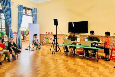 Ảnh công an xã Trần Thương cấp thẻ Căn cước cho trẻ đủ 6 tuổi tại trường