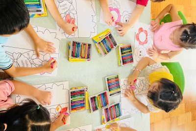 Hoạt động làm thiệp 20/10 của trẻ