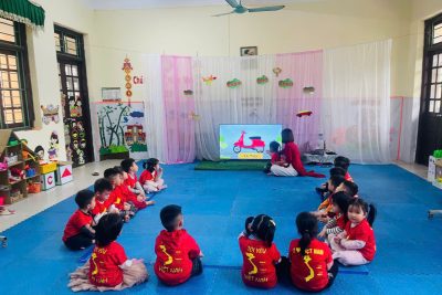 Ảnh hoạt động KPKH “Tìm hiểu một số phương tiện giao thông đường bộ” lớp C3