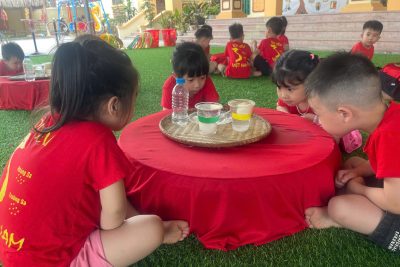 Hình ảnh hoạt động thí ngiệm với nước “Trứng chìm – Trứng nổi trong nước”