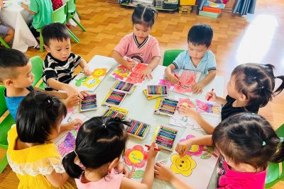 Hoạt động làm thiệp tặng cô giáo nhân ngày 20/11 của các bé lớp A4