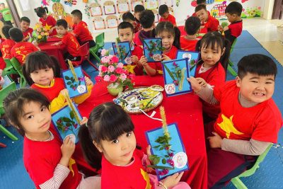 HOẠT ĐỘNG TRẢI NGHIỆM LÀM BƯU THIẾP CHÀO MỪNG NGÀY QUỐC TẾ PHỤ NỮ 8/3 CỦA CÁC LỚP B5, B4, C4