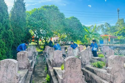 Hình ảnh đoàn viên chi đoàn trường Mầm non Trần Hưng Đạo tham gia chăm sóc, chỉnh trang nghĩa trang liệt sĩ Nhân Hưng
