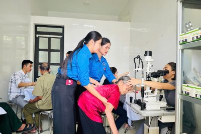 ĐOÀN VIÊN, GIÁO VIÊN TRƯỜNG MẦM NON TRẦN HƯNG ĐẠO TÍCH CỰC HỖ TRỢ KHÁM SỨC KHỎE CHO NHÂN DÂN