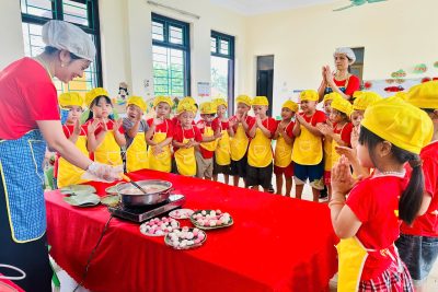 Hình ảnh hoạt động trải nghiệm Tết Hàn Thực lớp B5