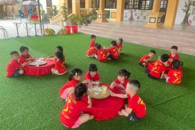 HOẠT ĐỘNG KHÁM PHÁ KHOA HỌC THÍ NGHIỆM VUI VỚI NƯỚC “TRỨNG CHÌM – TRỨNG NỔI TRONG NƯỚC”
