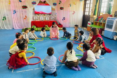 Âm nhạc đồng hành cùng sự phát triển của trẻ: Hoạt động hát và vỗ tay theo phách bài “Cháu yêu cô chú công nhân” và nghe hát “Đi cấy” tại lớp C3, trường Mầm non Trần Hưng Đạo, xã Trần Thương