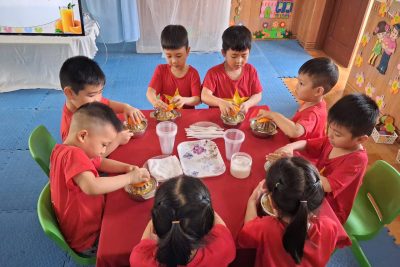 Hình ảnh hoạt động trải nghiệm vắt nước cam lớp C4