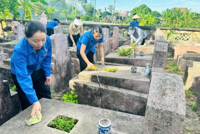 ĐOÀN VIÊN CHI ĐOÀN TRƯỜNG MẦM NON TRẦN HƯNG ĐẠO THAM GIA CHĂM SÓC, CHỈNH TRANG NGHĨA TRANG LIỆT SĨ NHÂN HƯNG