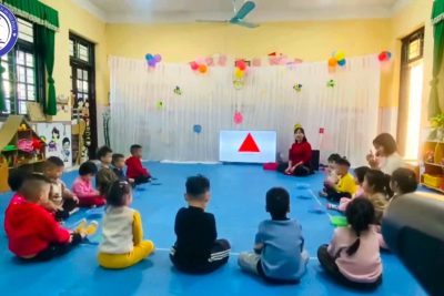 Hoạt động “Nhận biết, phân biệt hình vuông, hình tam giác” chủ đề “Gia đình” của các bé lớp C3 trường Mầm non Trần Hưng Đạo, xã Trần Thương, tỉnh Ninh Bình