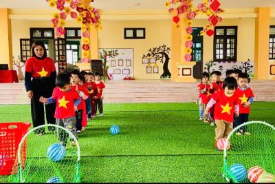 HOẠT ĐỘNG “CHUYỀN BẮT BÓNG HAI BÊN THEO HÀNG NGANG”